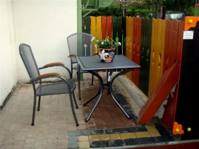 Stolik w ogrodzie